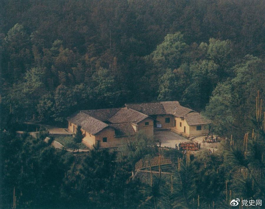 毛澤東故居——湖南省湘潭縣韶山?jīng)_上屋場(chǎng)。1893年12月26日，毛澤東在這里誕生。