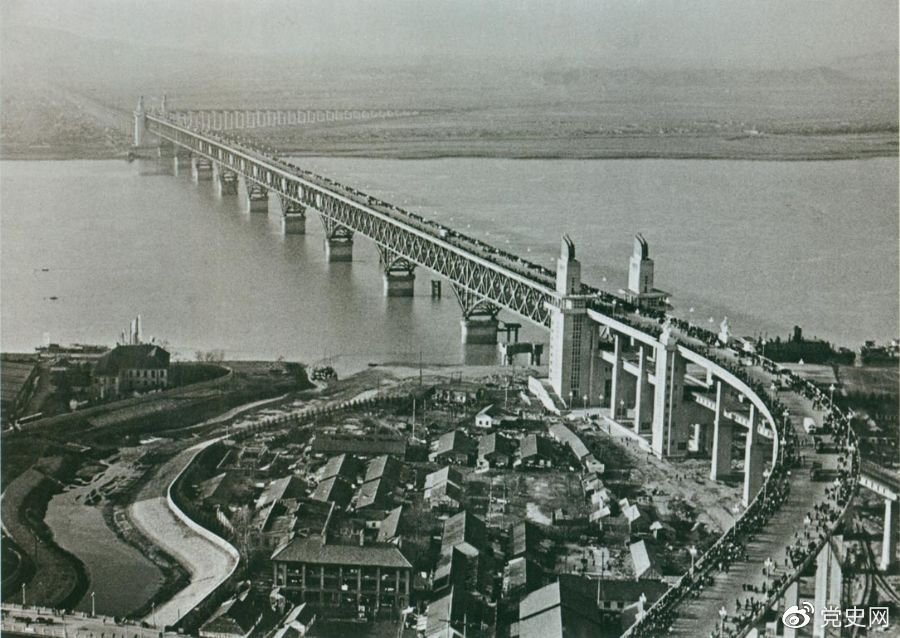 1968年12月29日， 南京長江大橋全面建成通車。這是當(dāng)時中國自行設(shè)計建造的最大的鐵路、公路兩用橋。